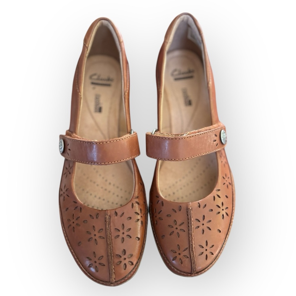 Clarks Camel Color Leather Laser-cut Flowers Mary Jane Comfort Shoes Size 8N - Picture 7 of 8